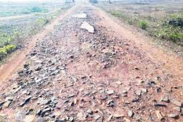 भारी वाहनों की आवाजाही सुहेला-बुडग़हन मार्ग जर्जर
