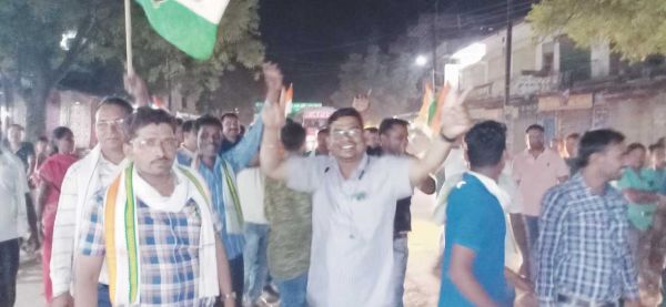 कर्नाटक में कांग्रेस की जीत पर ढोल-नगाड़े के साथ आतिशबाजी करते हुए निकाला विजय जुलूस