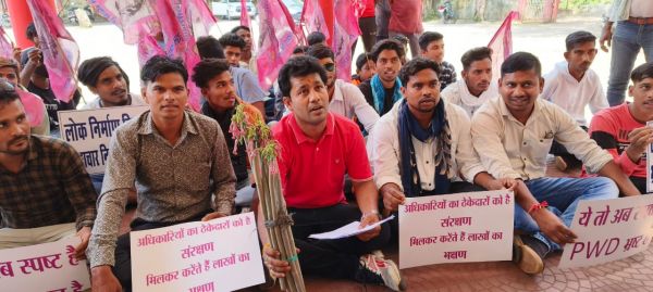 सड़क निर्माण की जांच के लिए छजकां का कार्यालय के सामने प्रदर्शन, सौंपा ज्ञापन