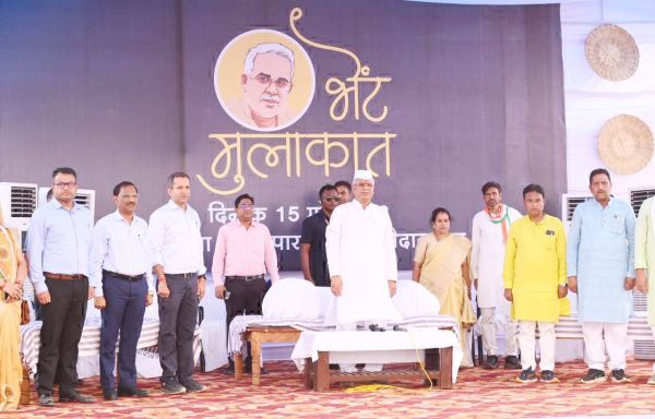 भेंट मुलाकात: सीएम ने ग्रामीणों की समस्याएं सुनी, किया निराकरण