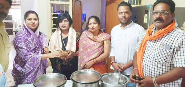 मातृदिवस पर दया टिफिन की संचालिका लक्ष्मी का विधायक रंजना ने किया सम्मान