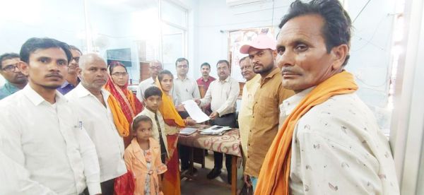 नेशनल लोक अदालत में  मृतक यशवंत की पत्नी  शारदा को मिले 13 लाख