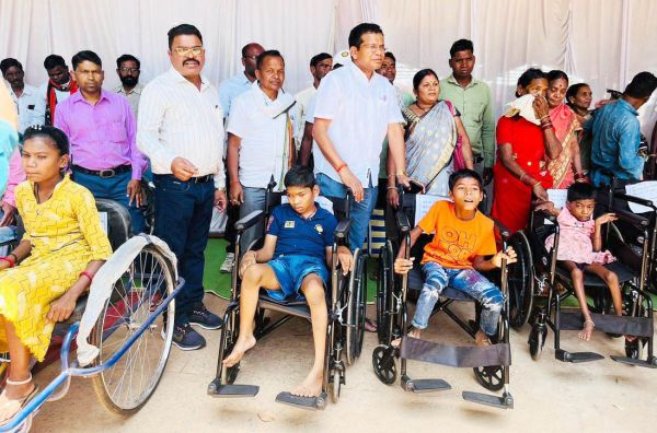 दिव्यांग बच्चों को उपकरण वितरण