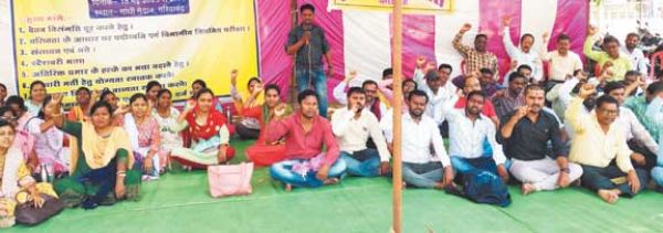 मांगों के ले पटवारी बेमुद्दत हड़ताल