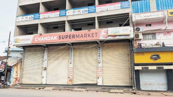 चोरों ने एक रात में तोड़े चार दुकानों के ताले, लाखों की चोरी