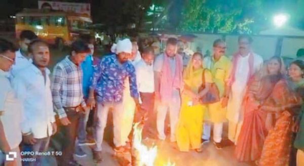 कांग्रेसियों ने पीएम का किया पुतला दहन