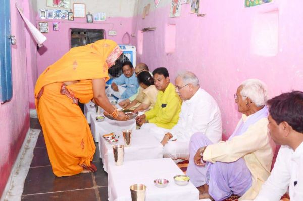 सीएम ने किसान ढेलुराम के घर किया भोजन छत्तीसगढ़ी व्यजंनों का चखा स्वाद