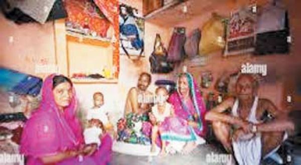 खेतों में बड़े-बड़े पत्थर मुरूम रेत व गिट्टी से किसान हल भी नहीं चला पा रहा