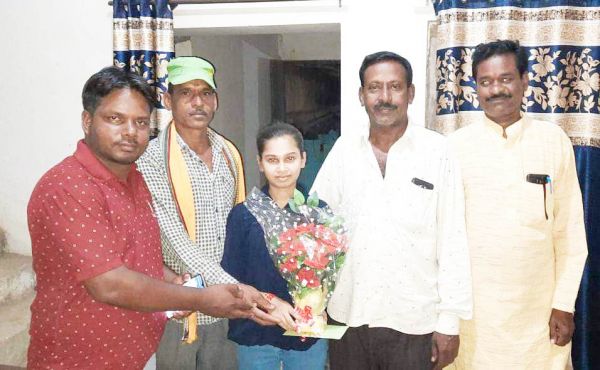 12वीं बोर्ड टापर विधि भोसले को मराठा समाज ने दी बधाई