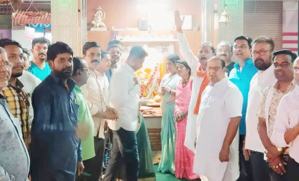 कांग्रेसियों ने कर्नाटक चुनाव में जीत की खुशियां मनाई