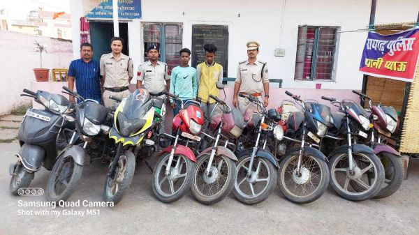 चोरी की बाइक बेचने की फिराक में घूम रहे दो आरोपी गिरफ्तार