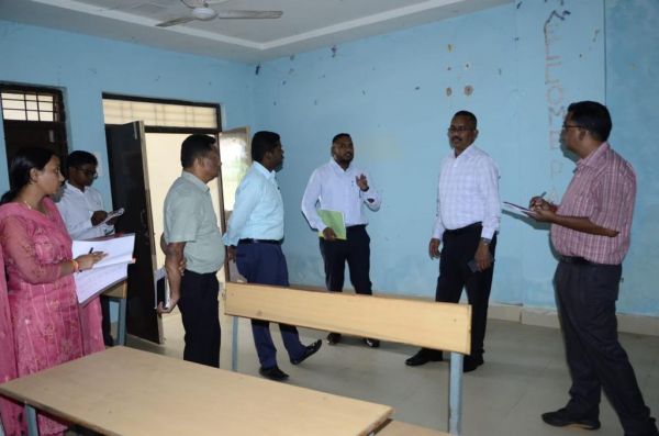 कमिश्नर ने लिया सुकमा  में विस चुनाव की तैयारियों का जायजा