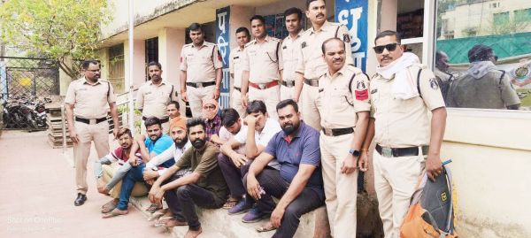 लंबे समय से फरार वारंटी पकड़ाए  