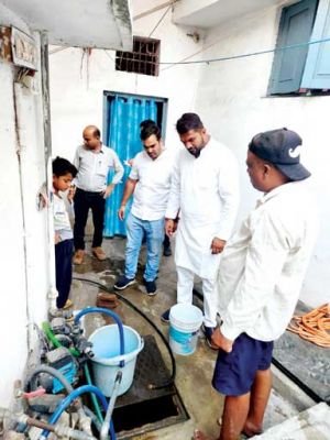  घर घर जाकर पार्षद और अमृत मिशन के अफसरों ने देखी पानी की समस्या