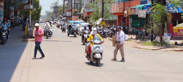 43 डिग्री तापमान से दोपहर से पहले सड़कें हो रही सूनी