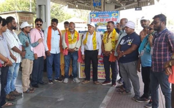 सेन समाज ने यात्रियों को पिलाया पानी