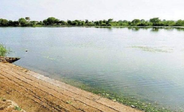 निस्तारी तालाब को लीज पर देने  का ग्रामीणों ने किया विरोध