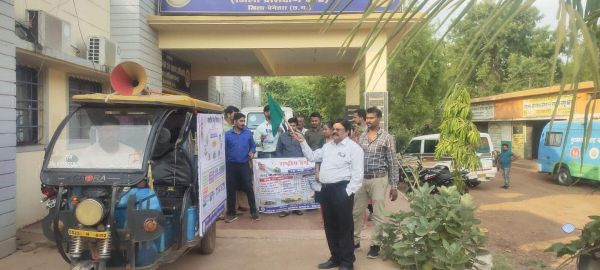 राष्ट्रीय डेंगू दिवस पर जनजागरुकता रथ  को हरी झण्डी दिखाकर किया रवाना