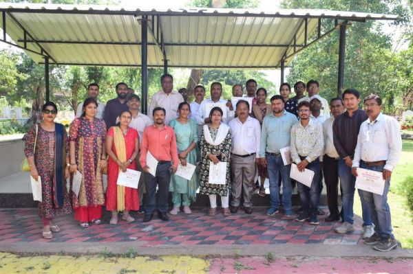 अंधत्व एवं मोतियाबिंद मुक्त जिला बनाने पर नेत्र सहायकों का सम्मान