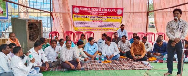 हड़ताली पटवारियों ने कहा इस  बार आर-पार की है लड़ाई