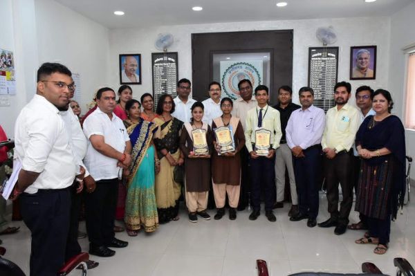 कलेक्टर ने प्रतिभावान विद्यार्थियों को अपनी कुर्सी पर बिठाकर किया सम्मानित