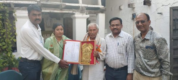 क्रांति बंजारे ने पंथी के पितामह  से लिया आशीर्वाद