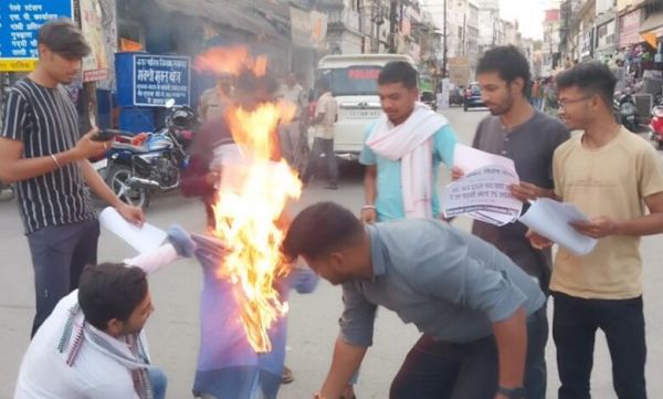 अभाविप ने पुतला दहन कर सीजीपीएससी परीक्षा परिणाम पर जताया विरोध