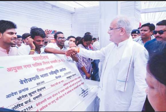 भेंट-मुलाकात में सीएम ने हितग्राहियों को चेक और सामग्रियों का किया वितरण