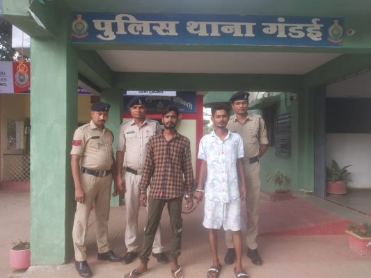 घेराबंदी कर दो आरोपी को धारदार हथियार संग पकड़ा