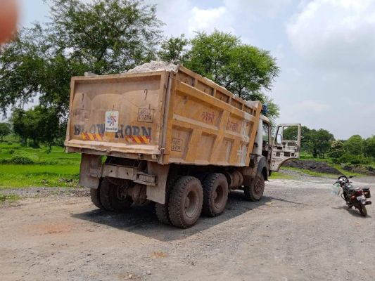 किसान के खेत में डाल रहे फ्लाईएस