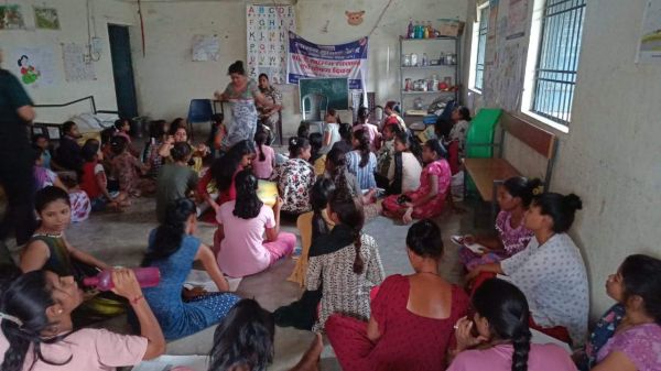 रक्षा टीम ने महिलाओं के मोबाइल पर डाउनलोड कराया अभिव्यक्ति ऐप
