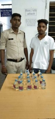 देशी शराब के साथ तीन आरोपी पकड़ाए