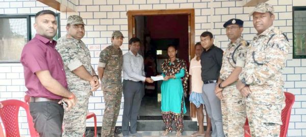 कलेक्टर ने नक्सल पीडि़त परिवार को  दी सहायता राशि