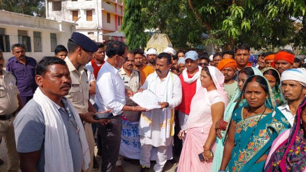 सरकारी जमीन का फर्जी पट्टा बनाने का आरोप, ज्ञापन