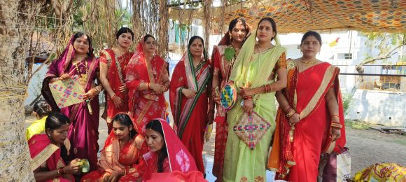 सुहागिनों ने पति की दीर्घायु के लिए रखा व्रत