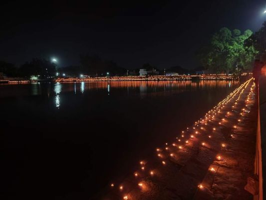 सवा लाख दीयों की रौशनी से सरोबार रहा घाट