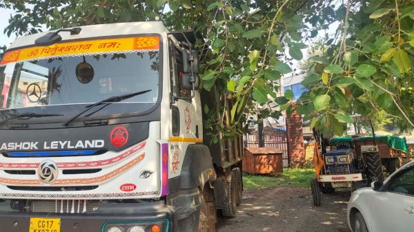 मिट्टी ईंट और रेत का अवैध परिवहन करने वाले 8 वाहन जब्त