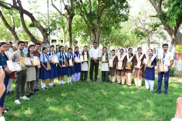 मेरिट में आने वाले प्रतिभावान विद्यार्थियों का सम्मान