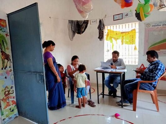 चिरायु की टीम ने आंबा केन्द्र जाकर किया स्वास्थ्य परीक्षण