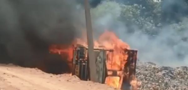 तेंदूपत्ता से भरे ट्रक में लगी आग, ड्राइवर ने कूदकर बचाई जान