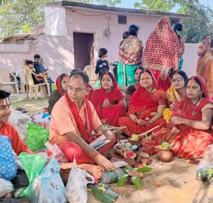 वट वृक्ष की पूजा कर पति की लंबी उम्र की कामना