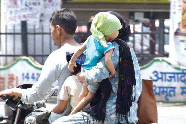 दिन और रात दोनों गर्म, हल्की बारिश भी हो रही