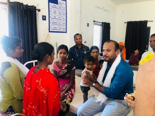 कलेक्टर ने दुलारा एनआरसी में भर्ती बच्ची को, गोद में लेकर अपने हाथों से खिलाया बिस्किट