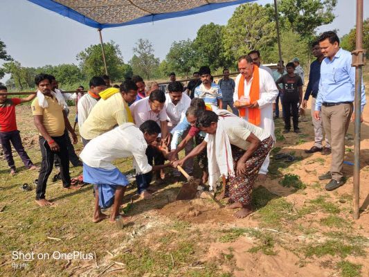 मरकाम के हाथों पुल का भूमिपूजन 