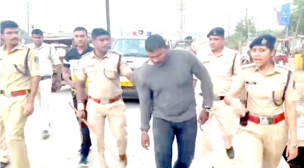 दुकानदार से मारपीट, 24 घंटे एक गिरफ्तार दूसरा फरार, पुलिस ने निकाला जुलूस