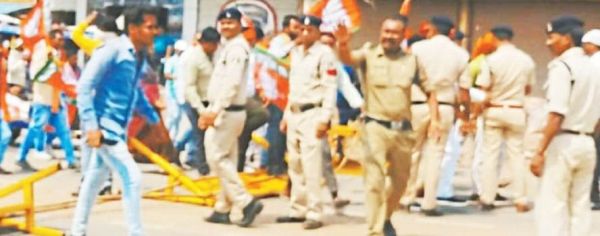 सरकार के खिलाफ प्रदर्शन रोकने पुलिस  को करनी पड़ी भारी मशक्कत  