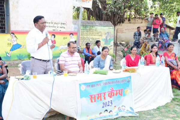 स्कूलों के समर कैम्प में शामिल हो रहे बच्चे