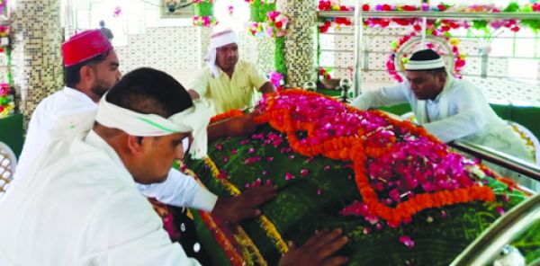 विधायक मंडावी ने चादर  पेश कर मांगी दुआ