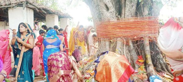 सुहागिनों ने रखा वट सावित्री का व्रत