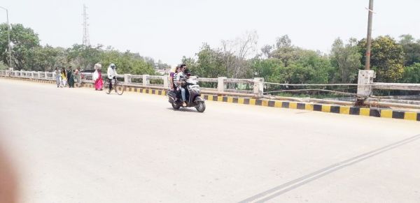 टूटा रेलिंग हादसे को दे रहा निमंत्रण